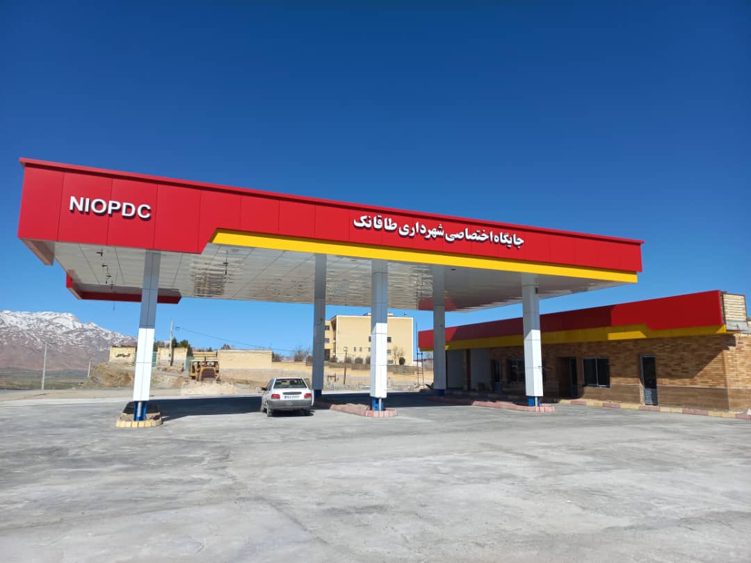 محوطه جایگاه عرضه سوخت شهرداری طاقانک در حال بتن ریزی است