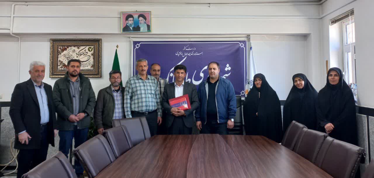 تجلیل از آقای مهندس داود امیری شهردار محترم شهر طاقانک با حضور اعضای شورای اسلامی شهر و پرسنل شهرداری