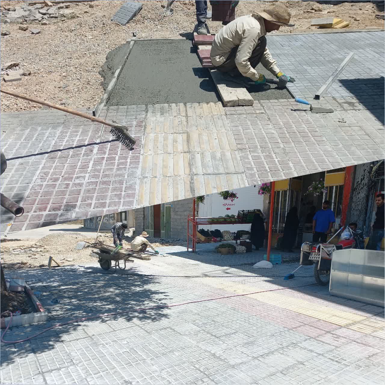 ادامه عملیات بلوک فرش پیاده روهای بلوار امام خمینی (ره)