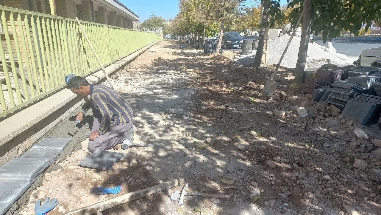 ادامه عملیات بلوک فرش پیاده روهای بلوار امام خمینی (ره)