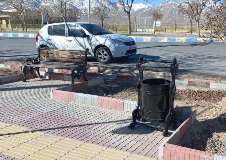 نصب نیمکت وسطل زباله در ورودی های شهر (مقابل اداره برق ودرمانگاه)