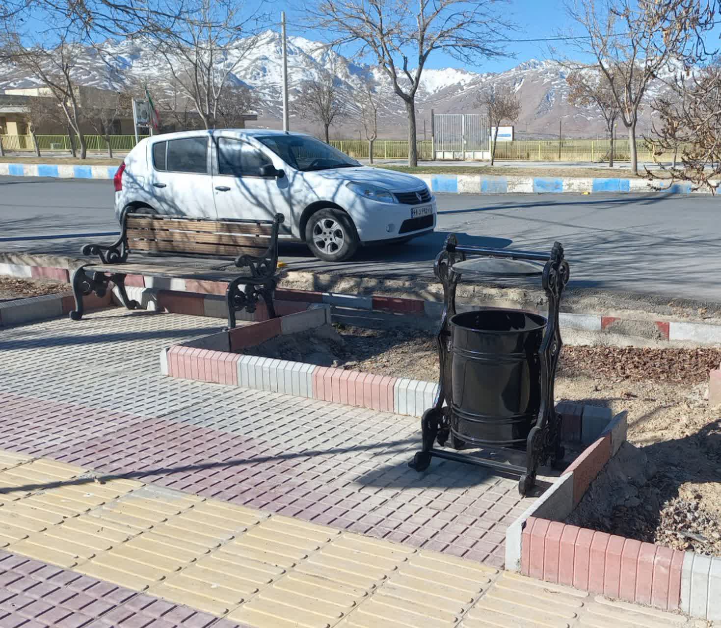 نصب نیمکت وسطل زباله در ورودی های شهر (مقابل اداره برق ودرمانگاه)