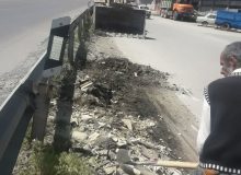 جمع آوری نخاله های کندرو جاده خوزستان واطراف گارد ریل