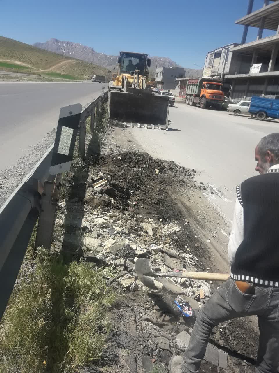 جمع آوری نخاله های کندرو جاده خوزستان واطراف گارد ریل