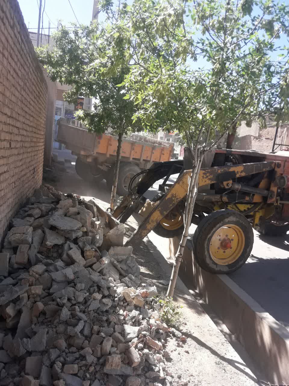 جمع آوری نخاله های ساختمانی ریخته شده در خیابان ولیعصر غربی(جنب مسجد صاحب الزمان )