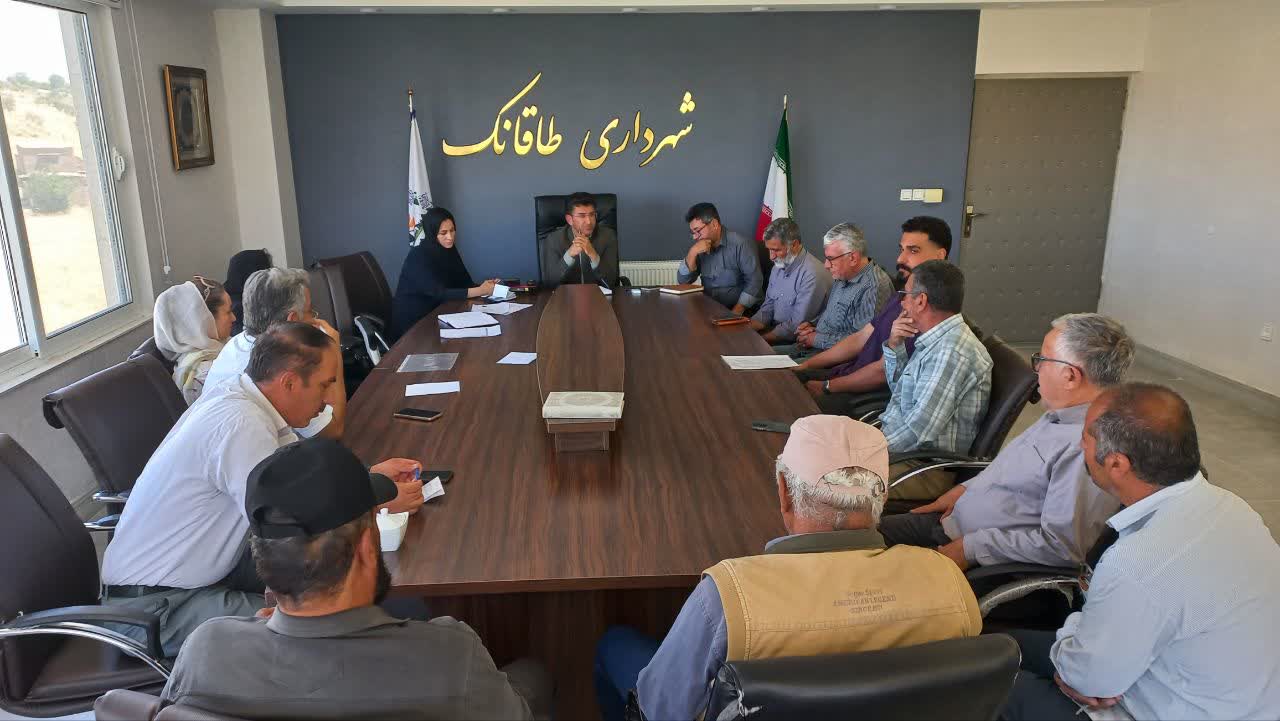 امروز جلسه اختصاص زمین به صنایع نیمه مزاحم و مشاغل مربوط به آن با حضور شهردار و جمعی از مالکان اراضی در محل شهرداری برگزار شد.