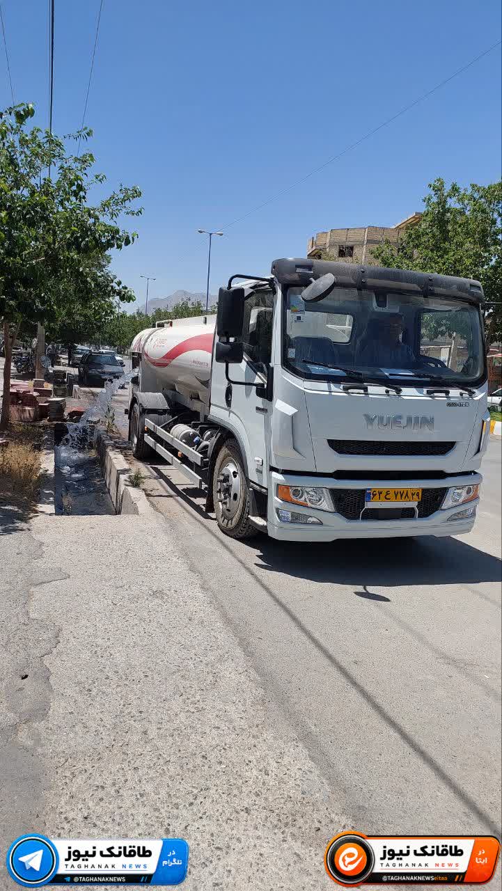 شست‌وشوی جداول اصلی بلوار امام(ره) توسط نیروهای شهرداری